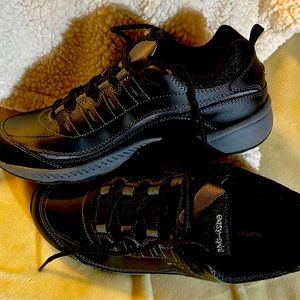 Easy spirit WW black walking shoes style Romy